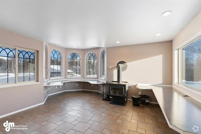 Building Photo - Gorgeous Palmer Home!