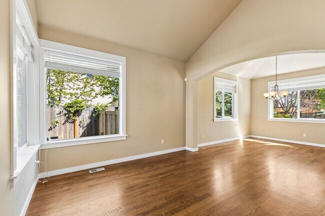 Photo - 5 Bedroom 3 Bath Home in Bothell Beaumont Sub Division $4300