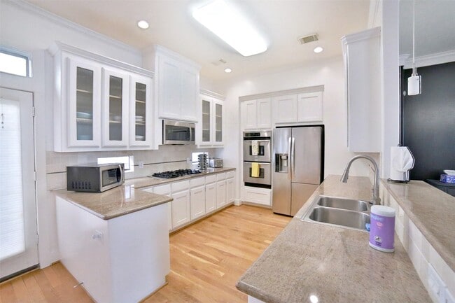 Building Photo - 2410 Dorrington St Unit C