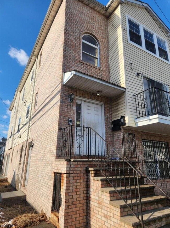 Building Photo - 22 St James Pl Rental