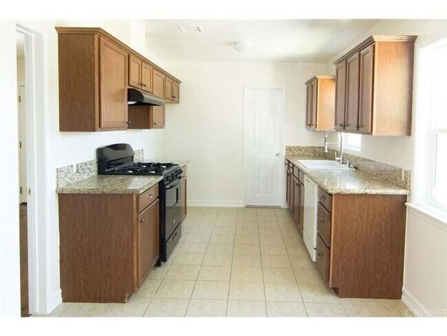 Photo - 17058 Kingsbury St