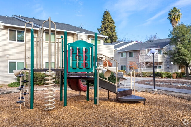 Área de juegos para niños - Pepperwood Knoll Apartments