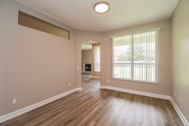 Photo - 1514 Falkland Rd E