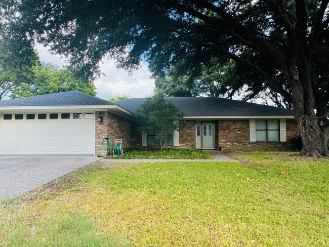 Building Photo - Amazing Midway ISD Home