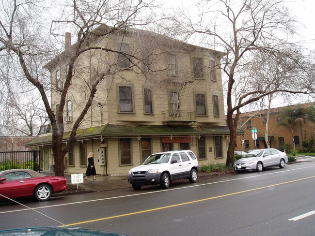 Building Photo - 1429 28th St Unit 4