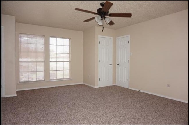 Relájese en esta suite principal de gran tamaño con su propio baño completo y 2 vestidores y mucho espacio de almacenamiento. - 2205 Chase Ct