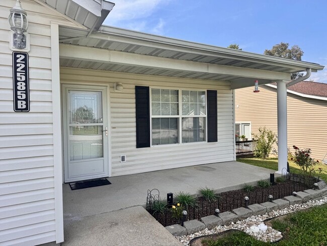 Building Photo - 22585 Hollow Oak Ln Unit B