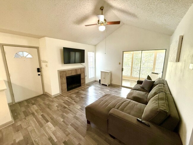 Photo - AVAILABLE NOW! 3rd Floor 1 Bedroom / 1 Bat...