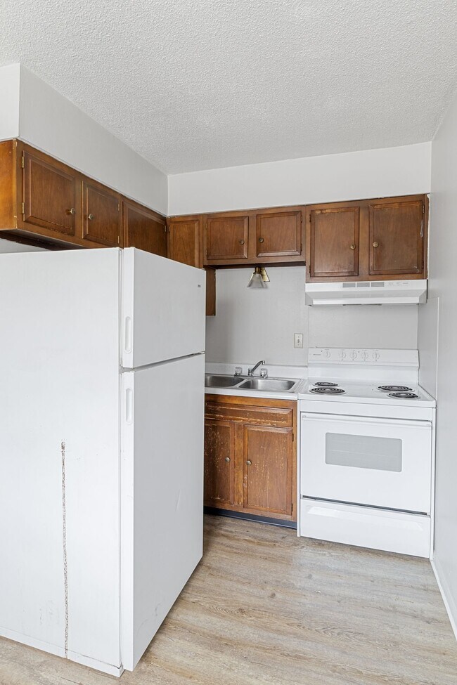 Building Photo - New Flooring Unit Apt #29