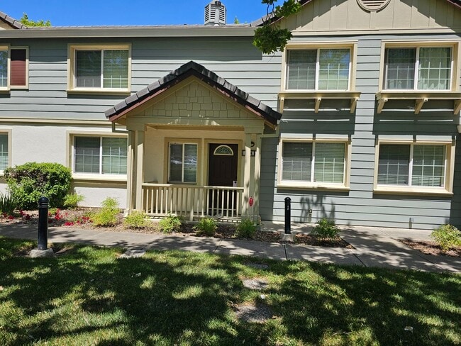 Split Level 4 Bedroom 2.5 Bath Town Home - Split Level 4 Bedroom  2.5 Bath Town Home