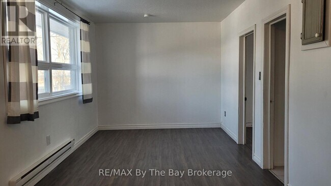 Photo - 280 River Rd E