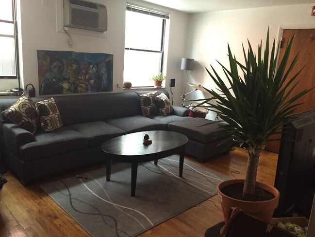 LivingRoom - 1121 Walnut St