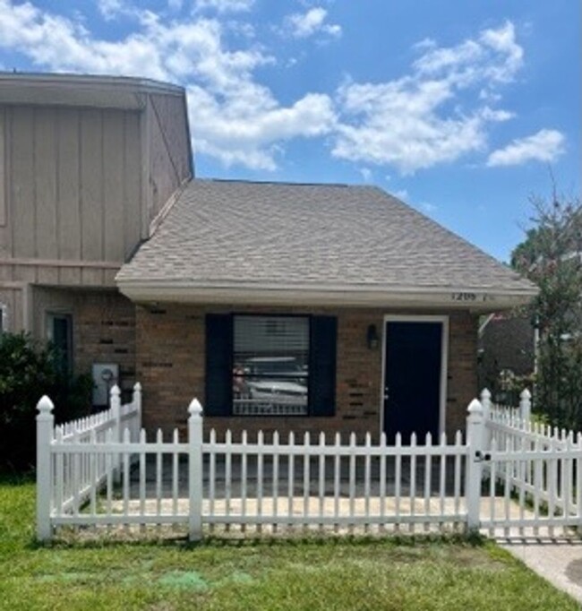 2 Bed 2 Bath Townhome - 2 Bed 2 Bath Townhome