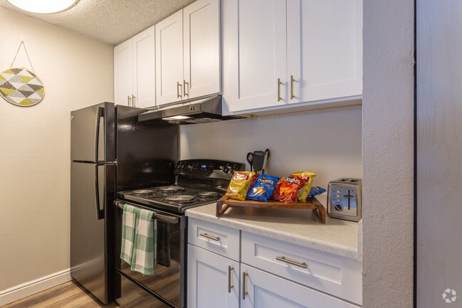 1BR, 1BA - 560 SF