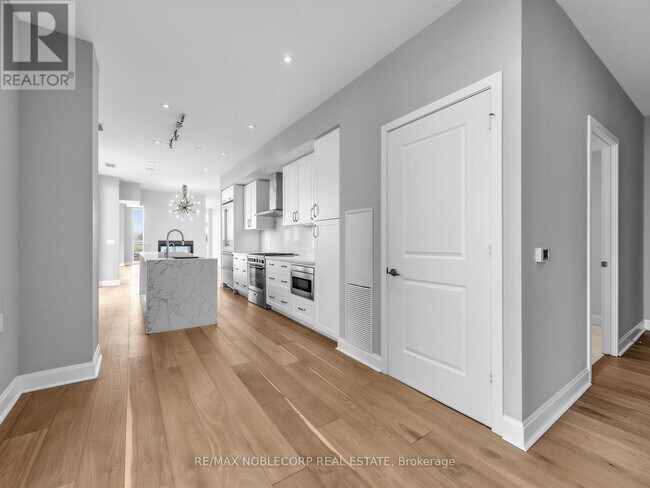 Photo - 33 Shore Breeze Dr Unit UPH4103