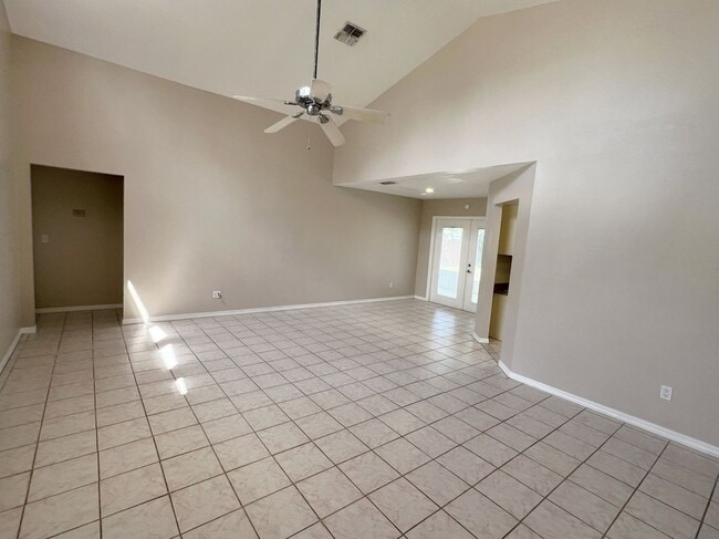 Photo - 853 Banks St NW