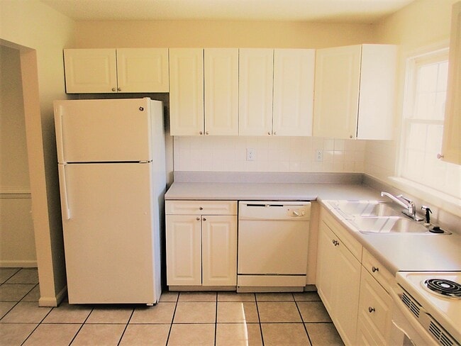 Photo - 3005 Radcliffe Ln N