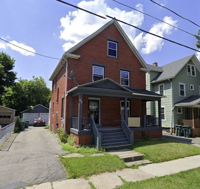 Building Photo - Large 4 Bedroom Single Family House Availa...