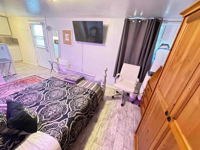 Photo - 210 Lone Oak Ave