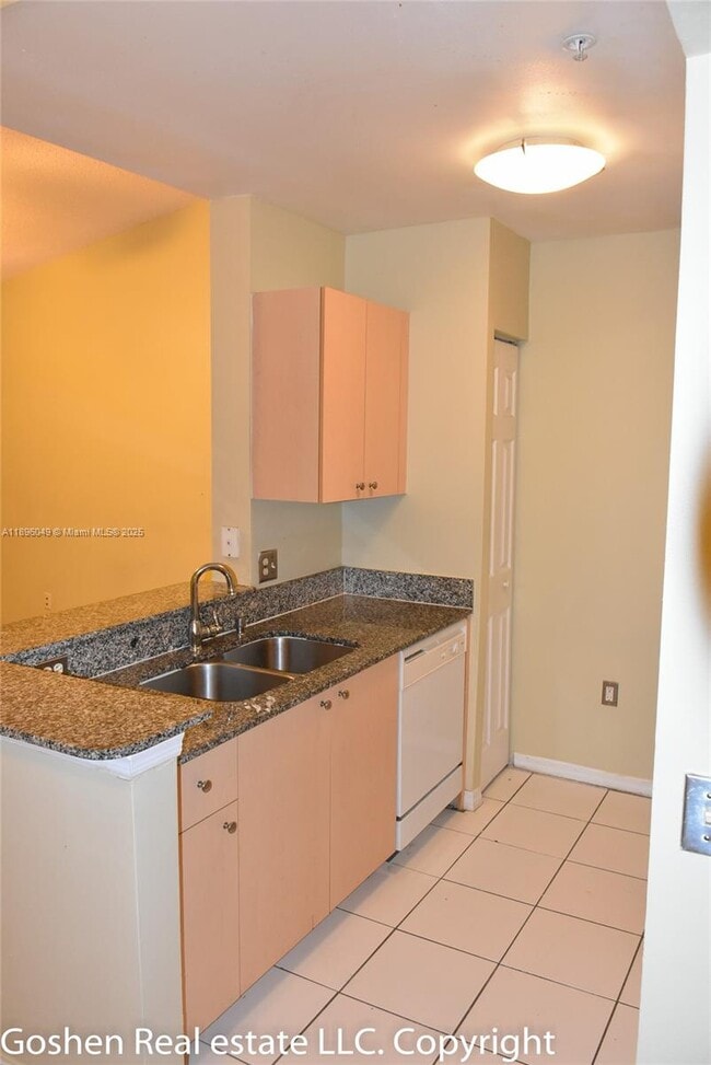 Building Photo - 2496 Centergate Dr Unit 305