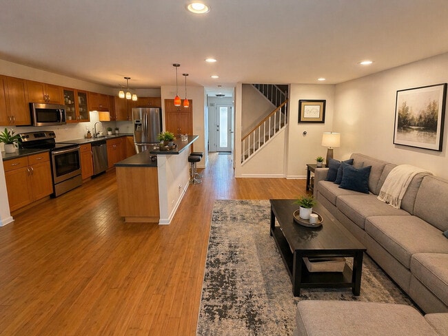 Photo - 878 Swan Ln