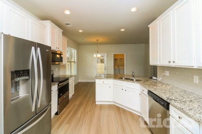 Photo - 404 Ireland Ln