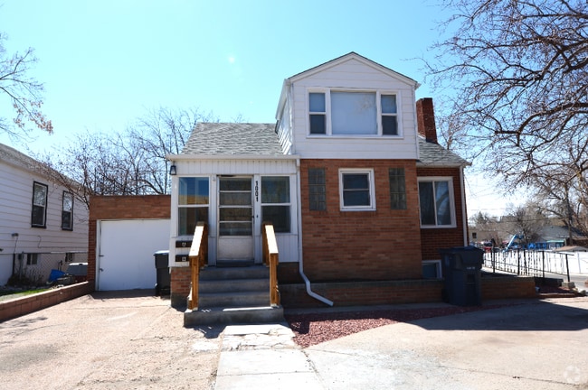 Building Photo - Completely Renovated Three Bedroom Apartment Unit A