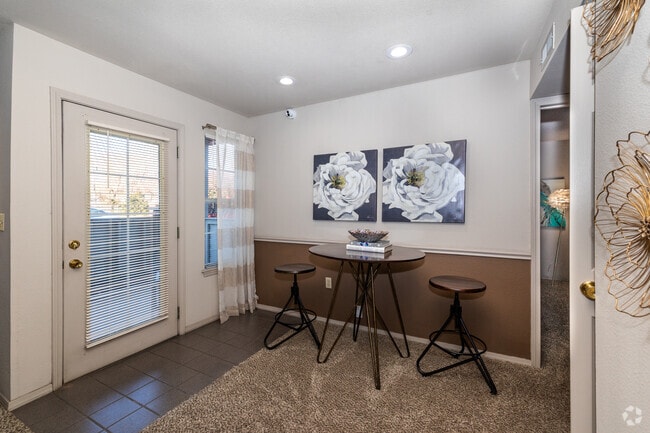 2BR, 2BA - 978SF - Dining Room - Crown Chase Apts