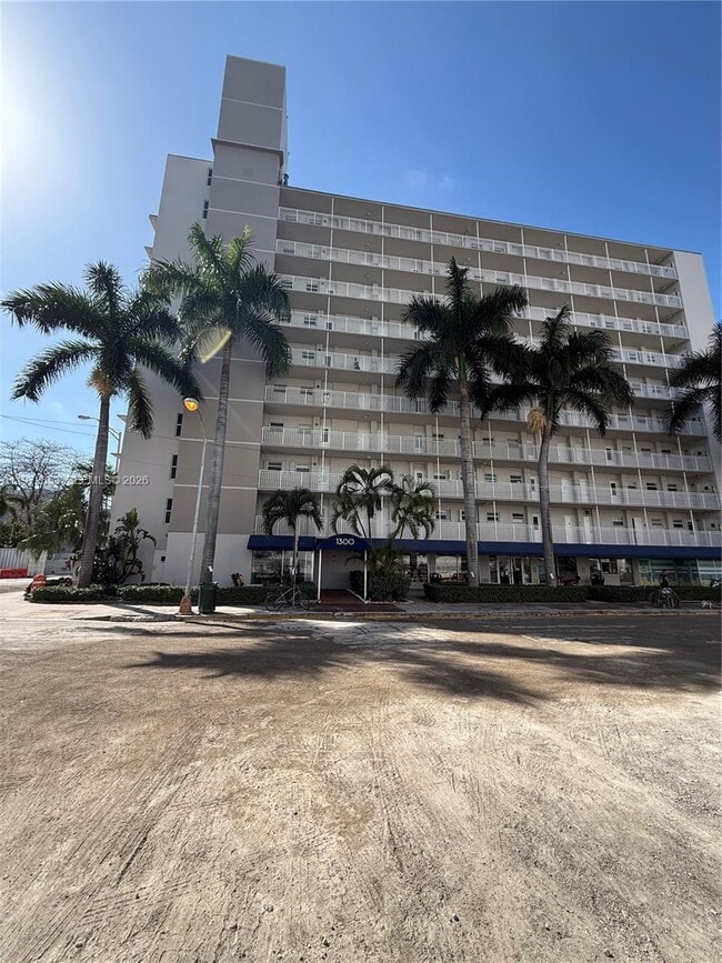 Building Photo - 1300 Lincoln Rd Unit D504