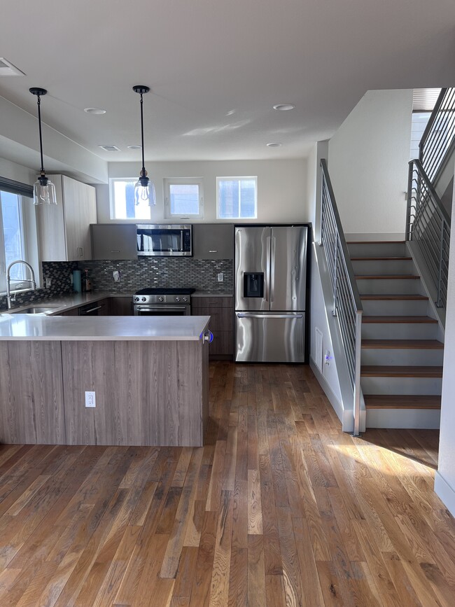 Photo - 1925 Hooker St