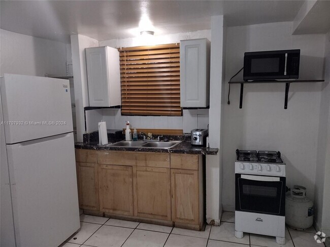 Building Photo - 2240 NW 98th St Unit 2240-2240 Rental