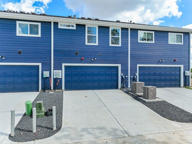 Photo - 2230 Memory Oaks Dr