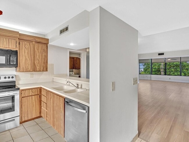 Photo - 1711 Whitehall Dr Unit 306