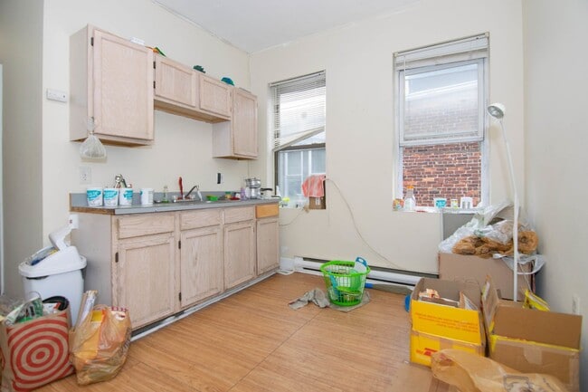 Building Photo - Mission Hill 3 Bed – High Ceilings – Hot Water Included – Parking Available – 9/1