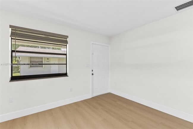 Photo - 5629 Taft St Unidad 5629