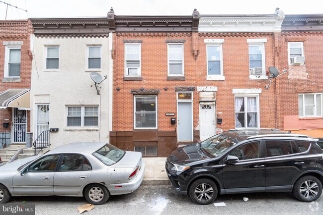 Building Photo - 2421 S Marshall St Rental