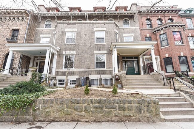 Building Photo - 1724 Lamont St NW Unit 1724 Lamont - Mainfloor
