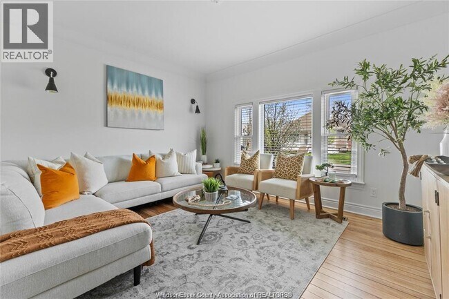 Photo - 809 Gladstone Ave