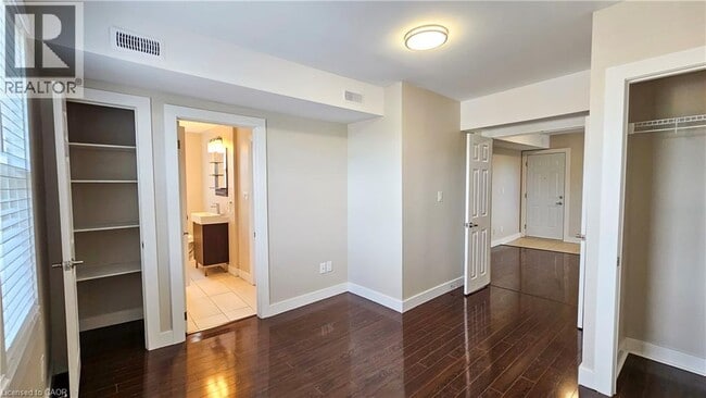 Photo - 1544 King St E Unité 403