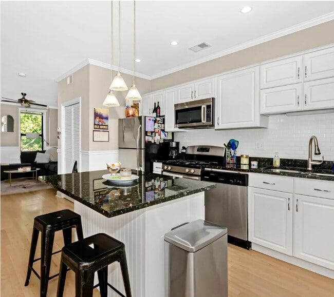 Photo - 1538 N Maplewood Ave Unit 1