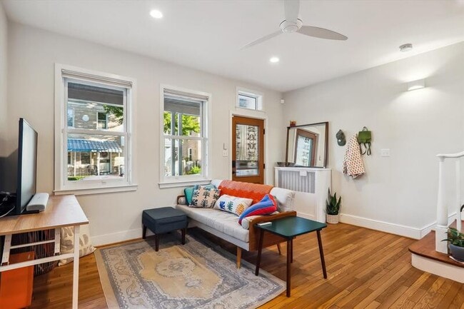 Photo - 528 Roxboro Pl NW