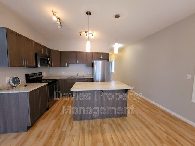Photo - 16129-16141 141 St NW