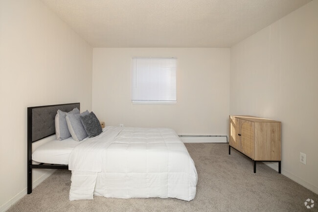 2BR, 1BA - 810SF - Bedroom