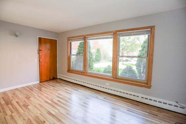 Building Photo - 2117 W Farragut Ave Rental