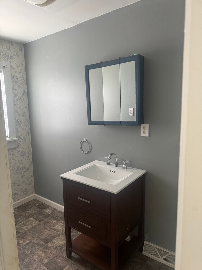 Photo - 123 N E St