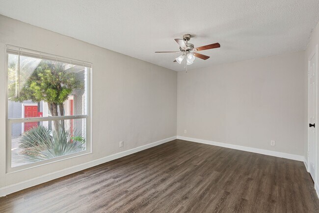 Photo - 5005 Manor Rd