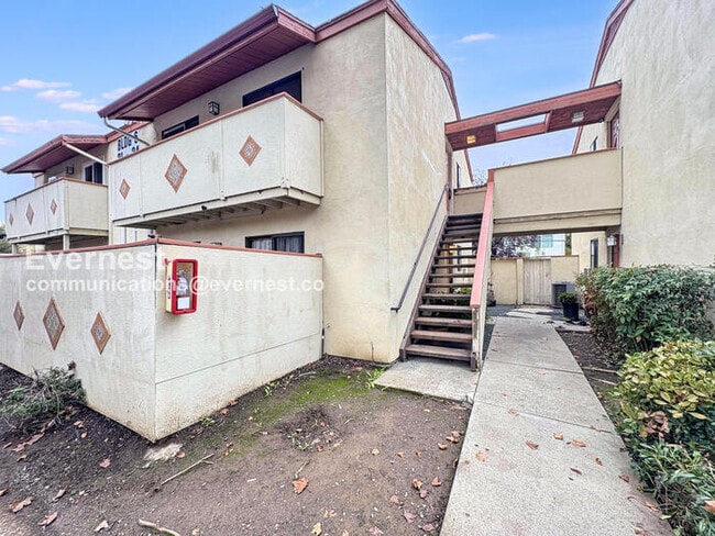 Building Photo - 2520 Walters Way Unit APT 22