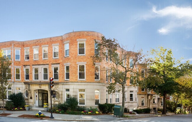 Building Photo - 19 Fairbanks St Unit 22