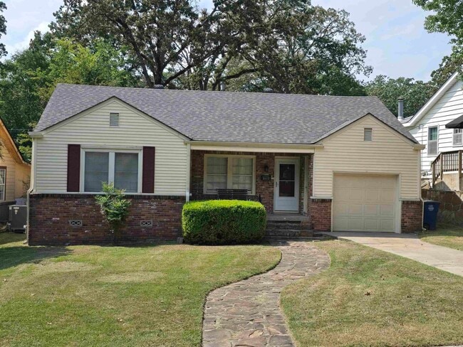 Building Photo - 3117 N Cypress St