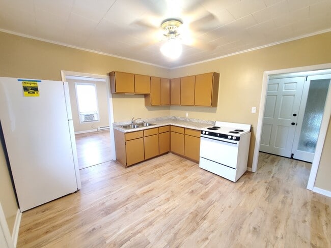 Building Photo - 368 E 2nd St Unit Upper Rental